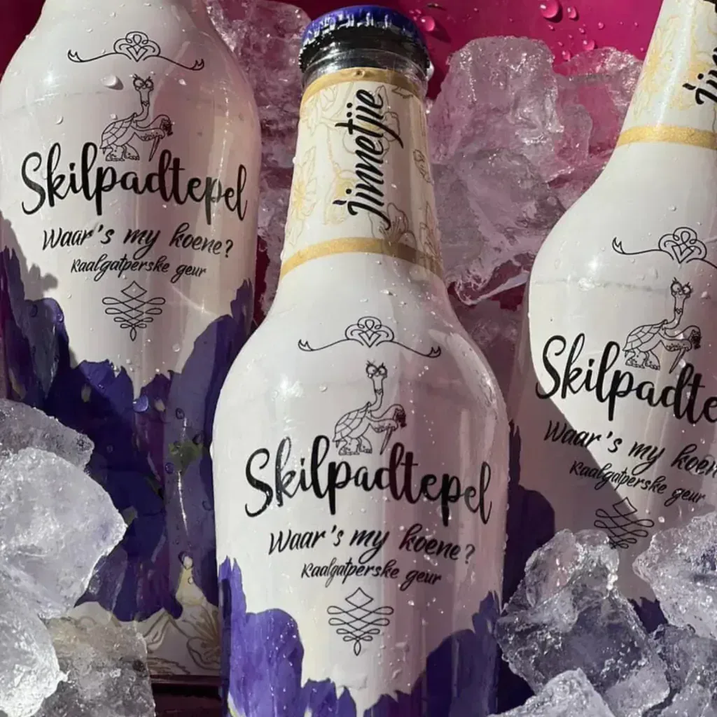 Drie Skilpadtepel Jinnetjie-bottels koel tussen fyngemaalde ys in 'n pienk houer